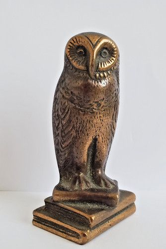 Bronze eule auf büchern - eule,