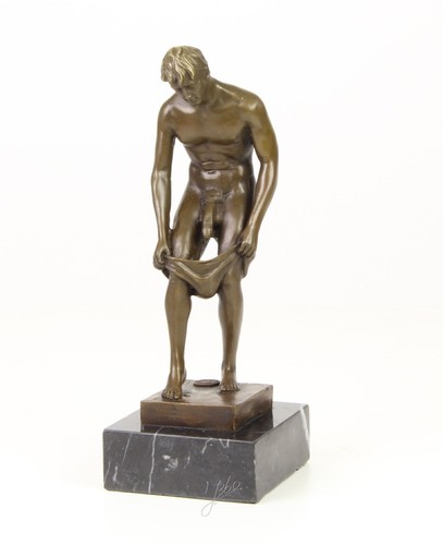 Bronzefigur stehender