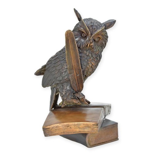 Bronzefigur eule auf büchern - auf,